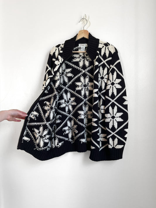 b&w knit sweater (extra large)